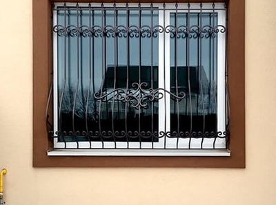 Оконная решетка с изгибом